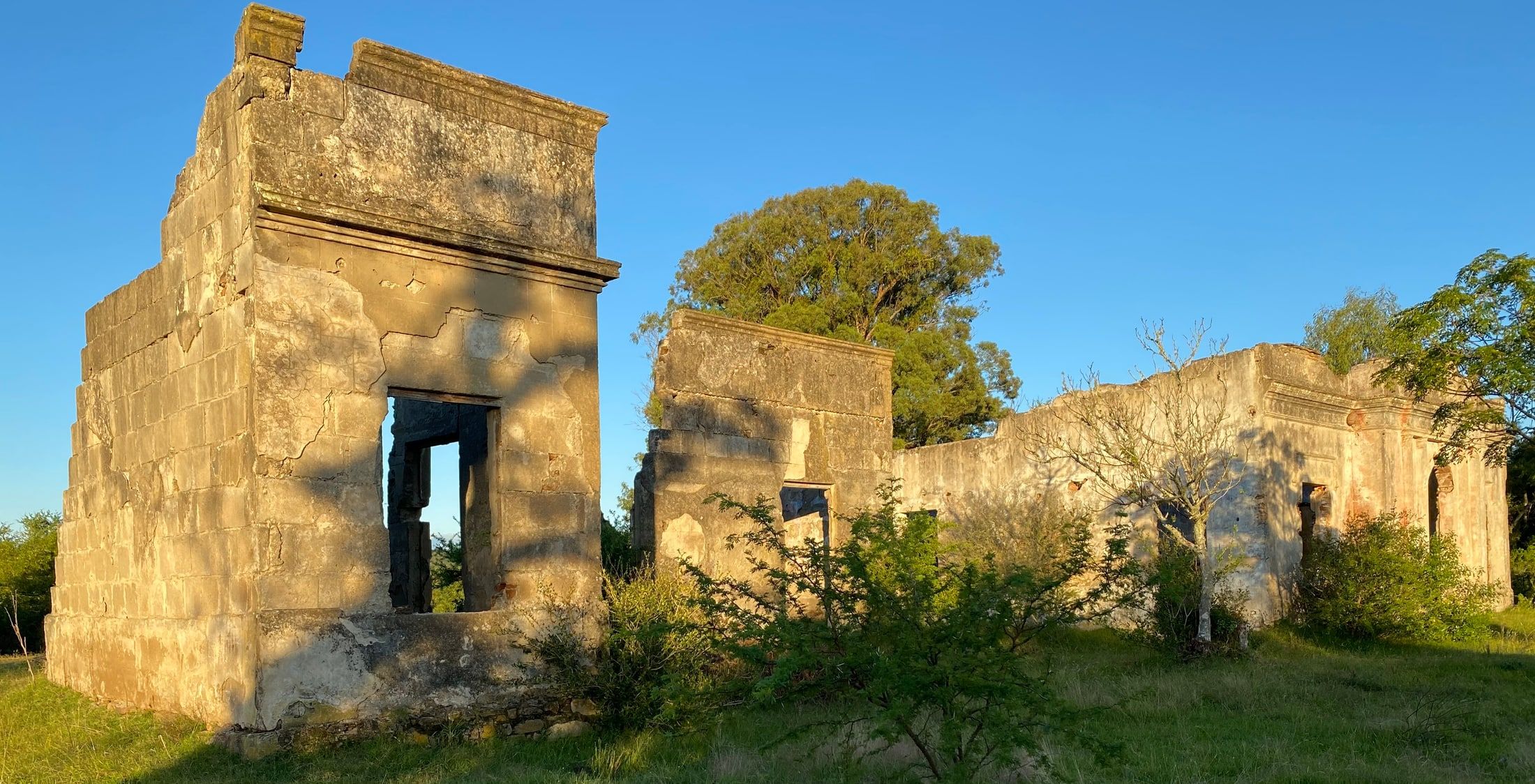 Muros de piedra y ladrillo de la antigua Aduana iluminados por el sol