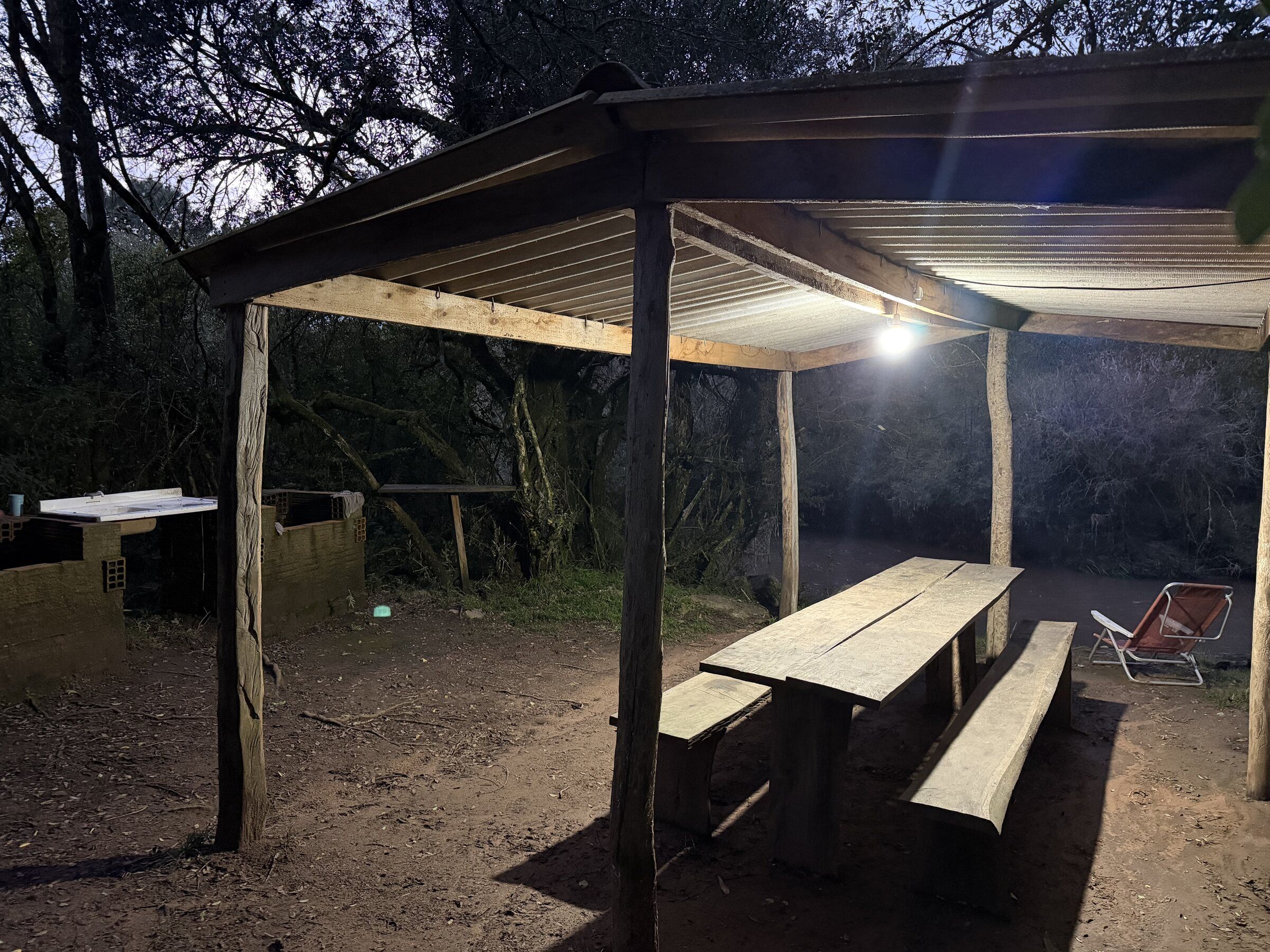 Mesa grande y espacio techado del camping