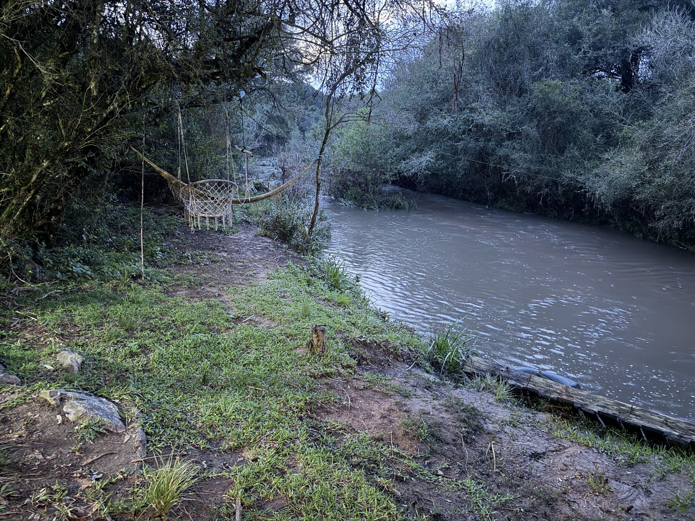 Hamacas junto al curso de agua rodeado de monte